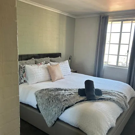 Plush 2 Bedroom Apartment Kingston Exterior photo